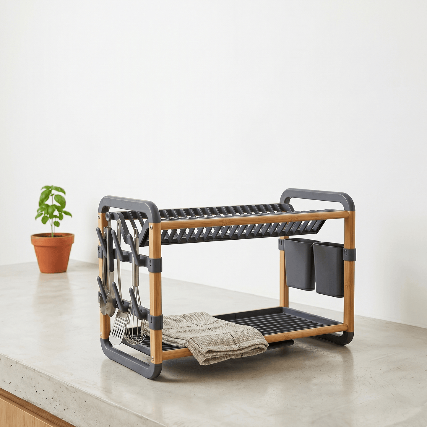 Égouttoir à vaisselle en bambou avec porte-ustensiles et compartiments, idéal pour cuisine moderne