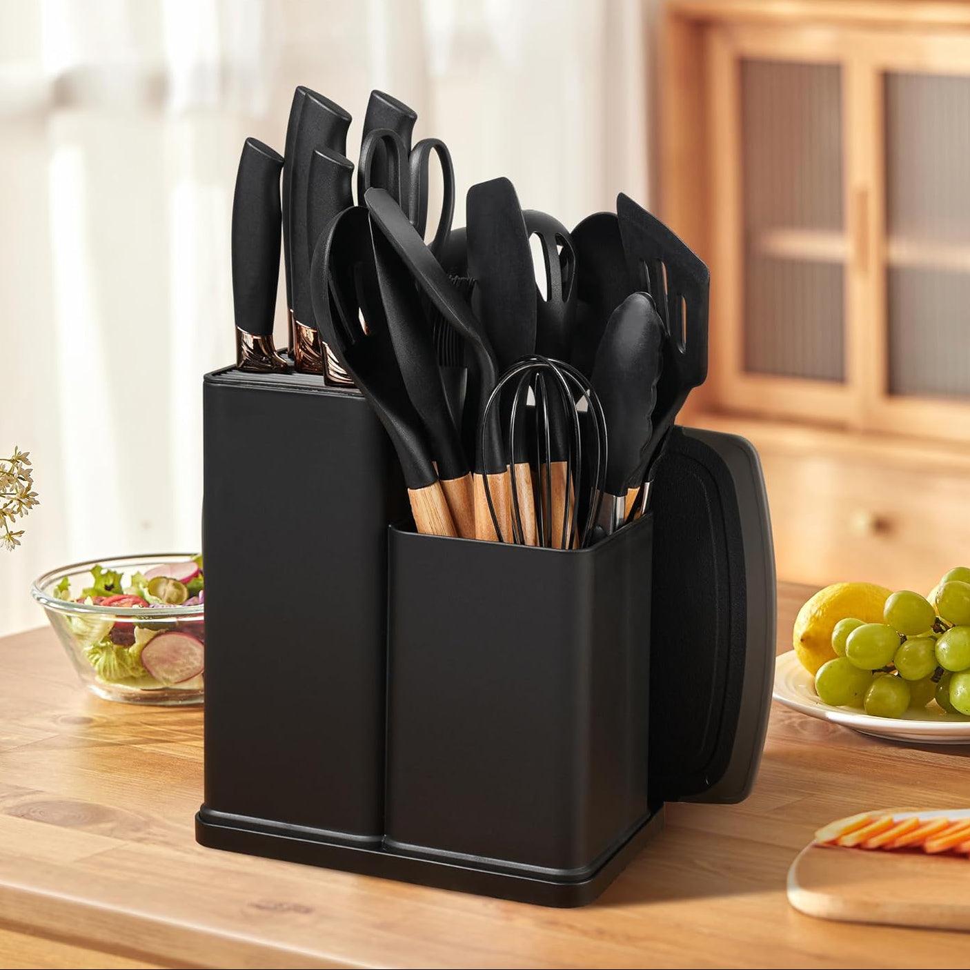 Ensemble de couteaux et ustensiles de cuisine noirs avec manches en bois, rangés dans un bloc moderne sur plan de travail.