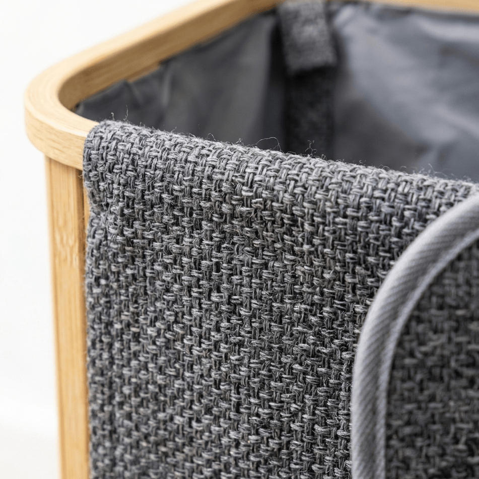 Panier à linge en tissu gris tressé avec cadre en bois naturel, design moderne pour rangement salle de bain ou chambre