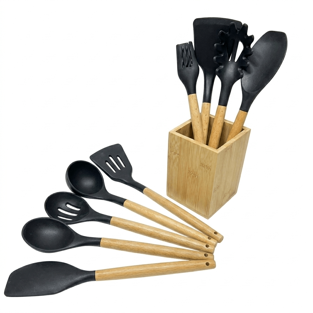 Ensemble de ustensiles de cuisine noirs avec manches en bois, présentés dans un porte-ustensiles en bambou
