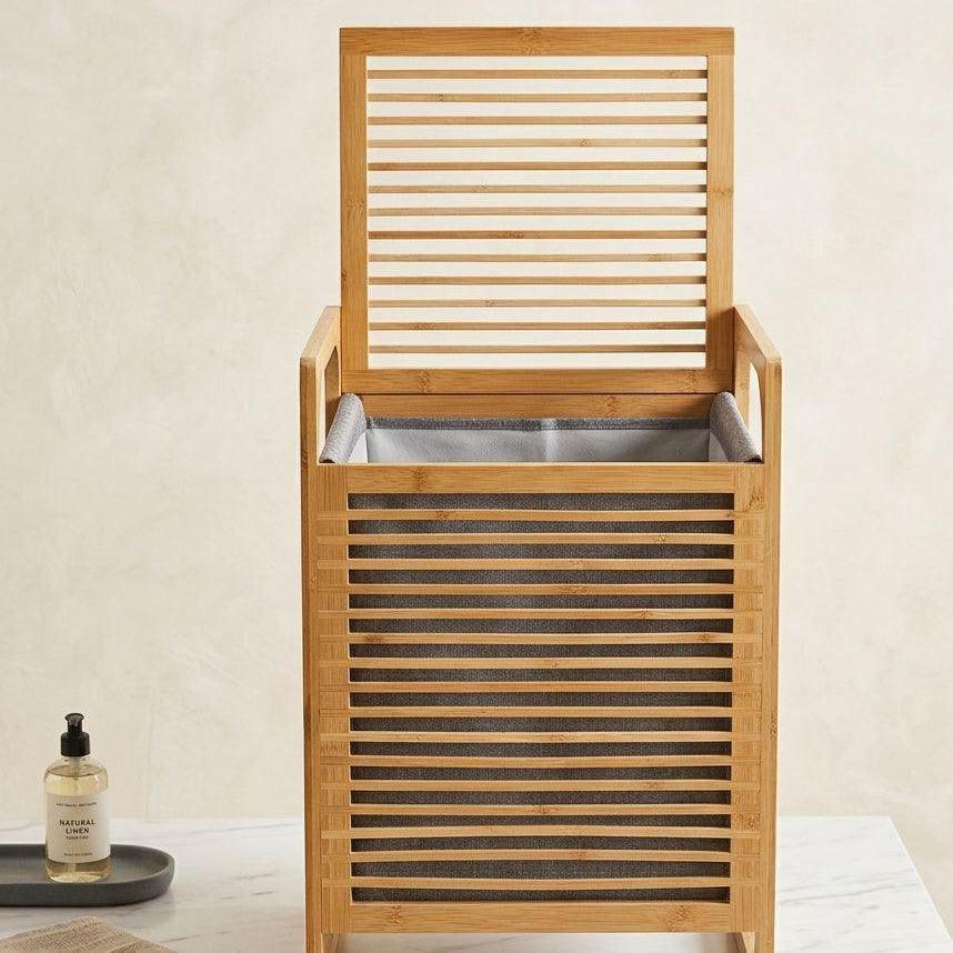 Panier à linge en bambou avec couvercle à lattes et doublure grise, style naturel et moderne