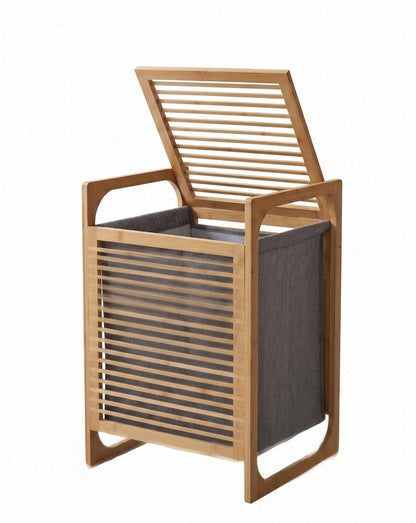 Panier à linge en bambou avec couvercle incliné et sac gris, design moderne pour salle de bain ou chambre